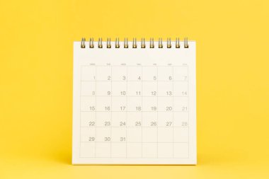 Saf sarı zemin üzerinde 31 gün tarihli masaüstü takvimi, program planlaması, proje başlatma süresi veya etkinlikler ve tatil hatırlatması olarak kullanılacak.