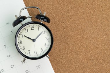 Takvim üzerinde beyaz takvim bulunan düz konum veya üst görünüm siyah alarm saati kopyalama alanı, tatil çizelgesi, iş randevusu için hatırlatma veya iş projesi için son tarih.