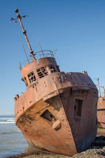 Les restes abandonnés de navires coulés sur la plage . — Photo