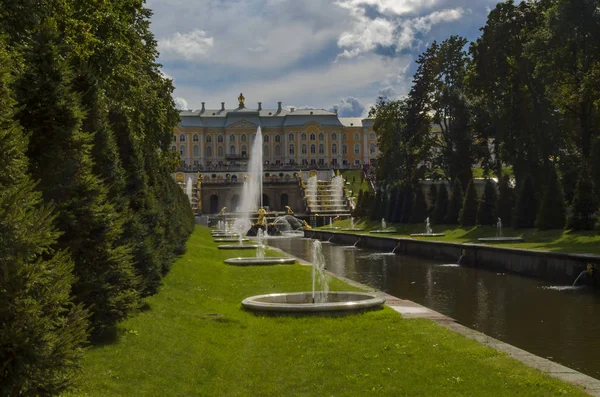 Prachtvoller Palast und die prachtvollen Kaskadenbrunnen in Petergof. — Stockfoto