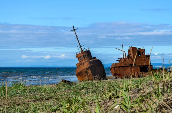 Un viejo barco oxidado roto — Foto de Stock