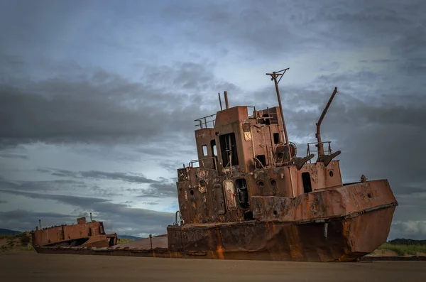 Rusty ship on the shore. — Stock Photo, Image