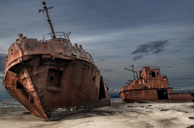 Mezarlık kıyısında gemilerin