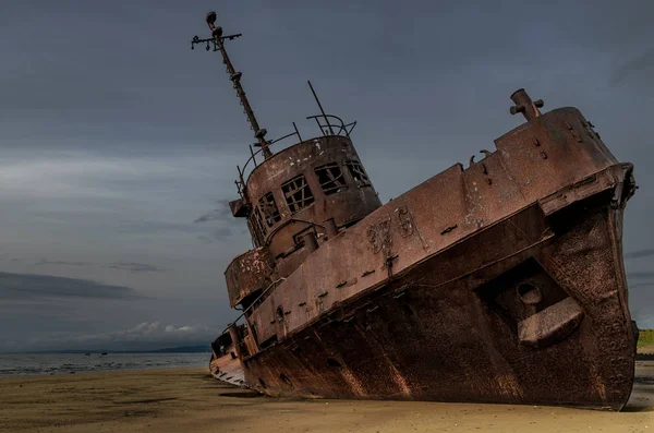 Petit navire abandonné près de la côte . — Photo