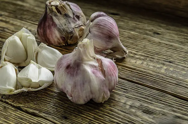 Knoflook op de houten achtergrond — Stockfoto