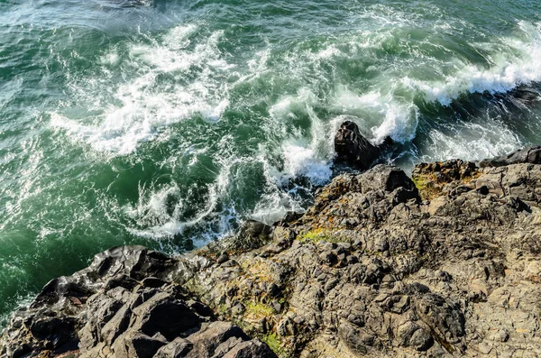 Cliff karşı kırma dalgalar en baştan görüntüleyin. Havadan görünümü. — Stok fotoğraf