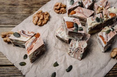 Ayçiçeği tohumları bir ahşap masa yakın çekim, seçici f üzerinde helva