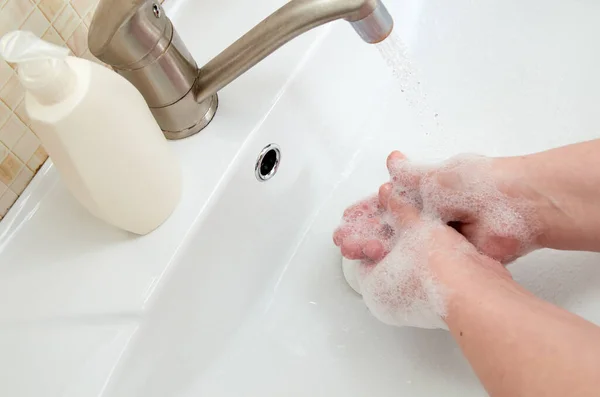 Kobieta Bliska Myje Ręce Mydłem Łazience — Zdjęcie stockowe