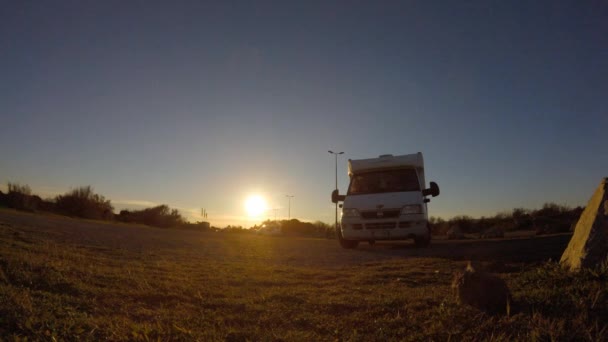 Время захода солнца в парке кемперов — стоковое видео