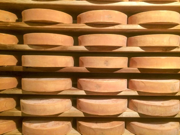 Grotte di stagionatura del formaggio . — Foto Stock