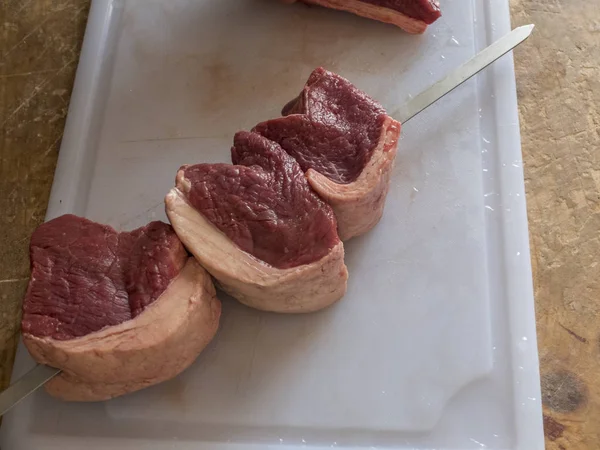 Realização de um espeto de carne de picanha — Fotografia de Stock