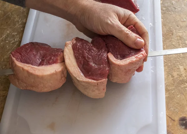 Realização de um espeto de carne de picanha — Fotografia de Stock