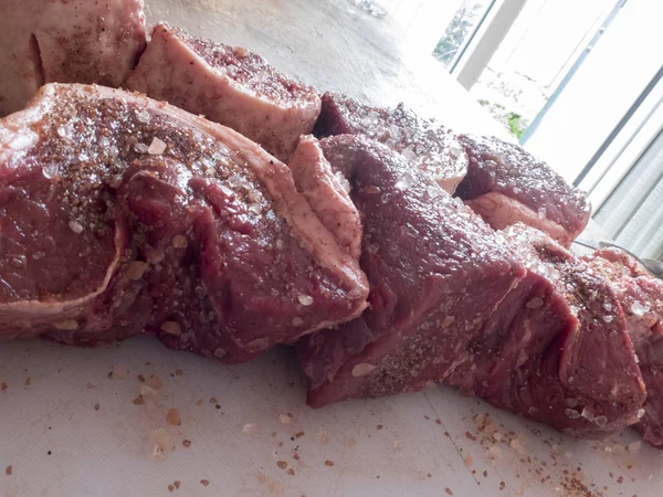 Realización de un pincho de carne picanha — Foto de Stock