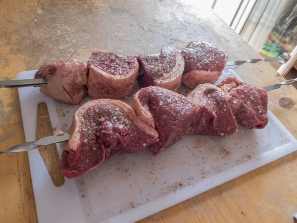 Realización de un pincho de carne picanha — Foto de Stock