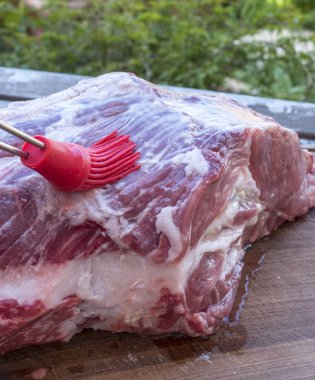 Su karışımı ve patates nişastası fırçalanmış domuz eti