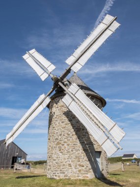 Normandiya Sahili üzerinde eski bir yel değirmeni.