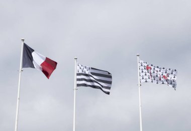 Üç bayrak Rüzgar.