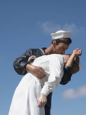 Kayıtsız şartsız teslim olmak, kayıtsız şartsız teslim olmak, bu Seward Johnson tarafından yapılan yaklaşık sekiz metre yüksek heykeli adıdır