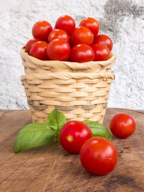İki küçük hasır sepet pachino tomat bir avuç ile yığılmış