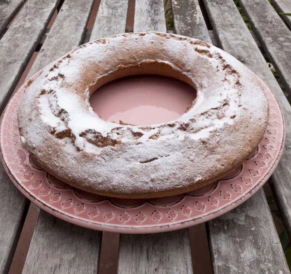 Ciambellone seramik plaka üzerinde kadife şeker serpilir Telifsiz Stok Fotoğraflar