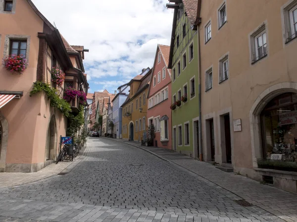 Rothenburg Ob d Ortaçağ şehrin antik sokak görünümünü umudu