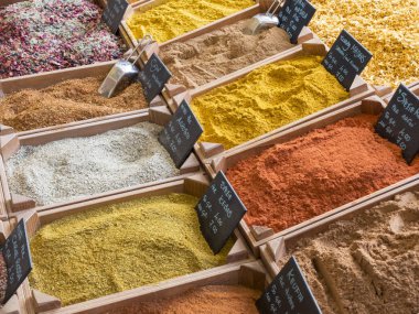 kıyılmış baharat ve tahıl çeşitli küçük ahşap kasa