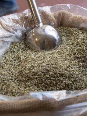 Baharat karışımı. Biber ve çeşitli baharatlar ile ızgara et için hazır karışım