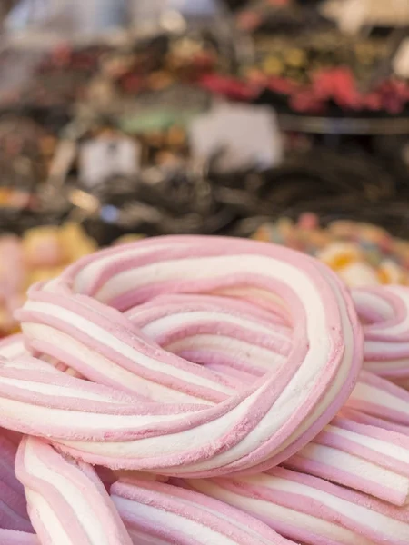 Örgü pembe ve beyaz hatmi ön planda. Stok Fotoğraf