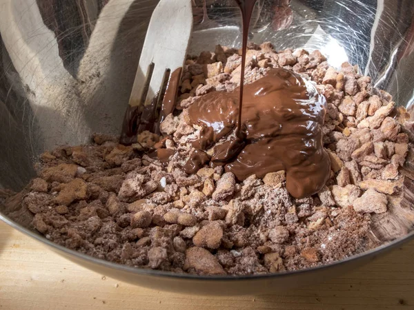 Vorbereitung eines Schokoladendesserts. Nahaufnahme einer Stahlschale mit Witz — Stockfoto