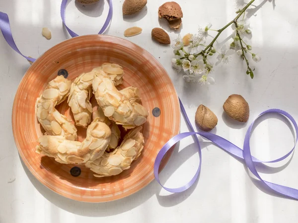 Тарелка миндальных сладостей, типичная для Лигурии . — стоковое фото