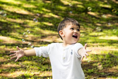 Güzel bebek çocuk bir tarama yaş, gülümsüyor ve gülüyor
