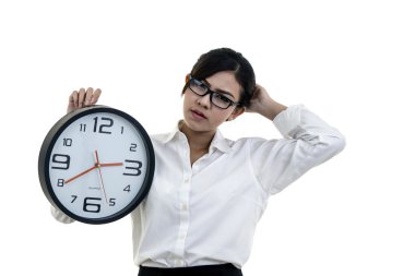 Büyük saati olan üzgün bir kız.