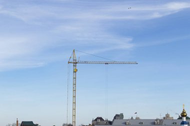 Yüksek binalar olmadan mavi gökyüzüne karşı Kule vinç