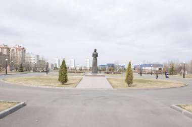 Zafer Parkı bir anıt. Rusya'nın kazan. Onun elinde bir çiçek kız