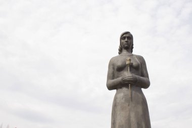 Zafer Parkı bir anıt. Rusya'nın kazan. Onun elinde bir çiçek kız