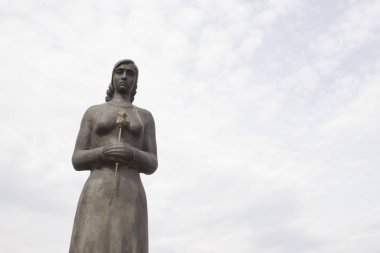 Zafer Parkı bir anıt. Rusya'nın kazan. Onun elinde bir çiçek kız