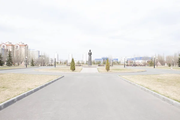 Zafer Parkı bir anıt. Rusya'nın kazan. Onun elinde bir çiçek kız