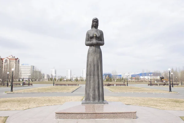 Un monumento a Victory Park. Kazan in Russia. Ragazza con un fiore in mano — Foto Stock