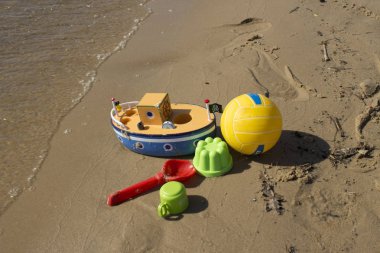 Suya yakın kum plajındaki oyuncaklar