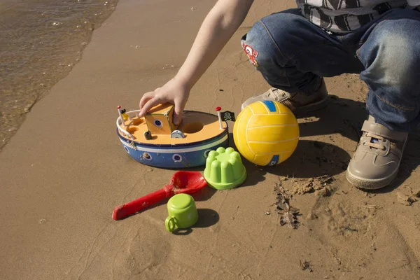 幸せの小さな男の子のビーチに建てられた砂の城 — ストック写真