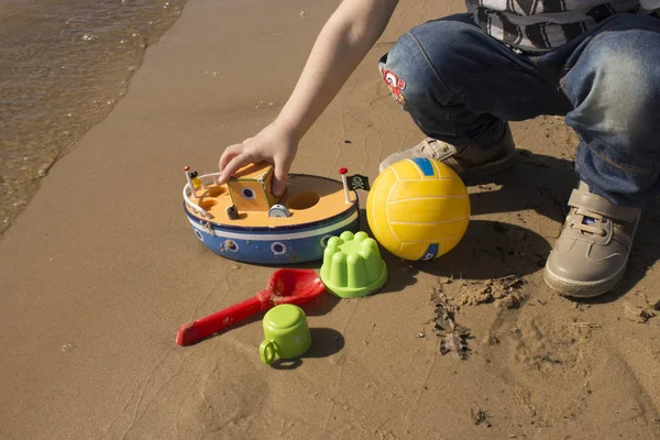 Gelukkig jongetje met ingebouwde sandcastle op strand — Stockfoto