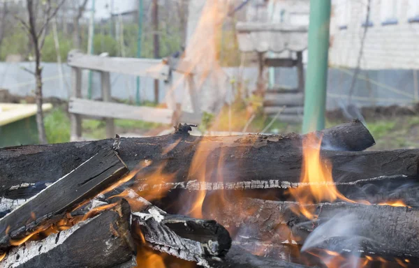 Holzverbrennung, Holzverbrennung, Waldbrand in der Nähe des Hauses — Stockfoto