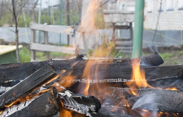 Горение дров, сжигание дров, лесной пожар возле дома — стоковое фото