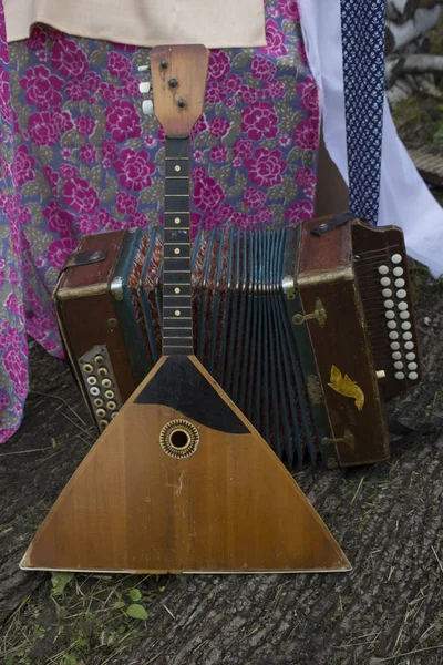 Rus balalayka ve akordeon. Rusya'dan Sevgilerle. Rus halk aletleri. Rusya hoş geldiniz. Bir yaz festivali. Mızıka çal. Balalayka oynamak