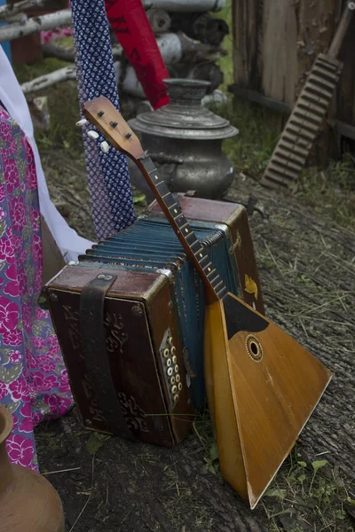 Rus balalayka ve akordeon. Rusya'dan Sevgilerle. Rus halk aletleri. Rusya hoş geldiniz. Bir yaz festivali. Mızıka çal. Balalayka oynamak