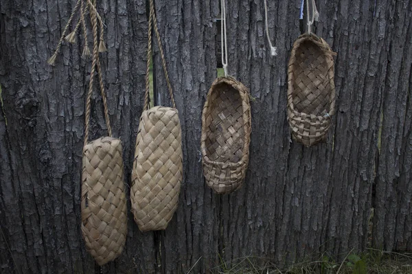 Les vieilles chaussures sont accrochées à la clôture et séchées. Chaussures russes rétro. Chaussures ancêtres — Photo