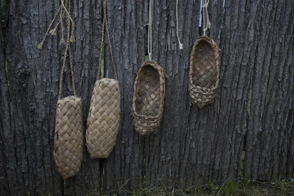 Les vieilles chaussures sont accrochées à la clôture et séchées. Chaussures russes rétro. Chaussures ancêtres — Photo