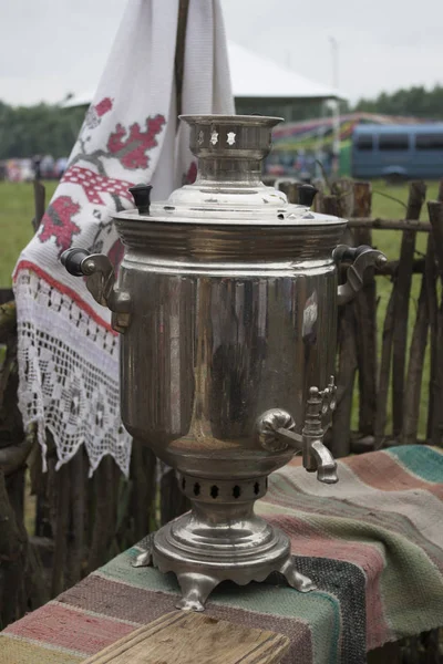 Vintage Rus semaver ve ekmek bir masa örtüsü ile kaplı masada tuz. Rusya hoş geldiniz. Rusya'dan Sevgilerle.