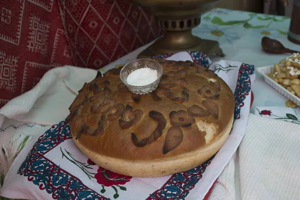 Vintage Rus semaver ve ekmek bir masa örtüsü ile kaplı masada tuz. Rusya hoş geldiniz. Rusya'dan Sevgilerle.