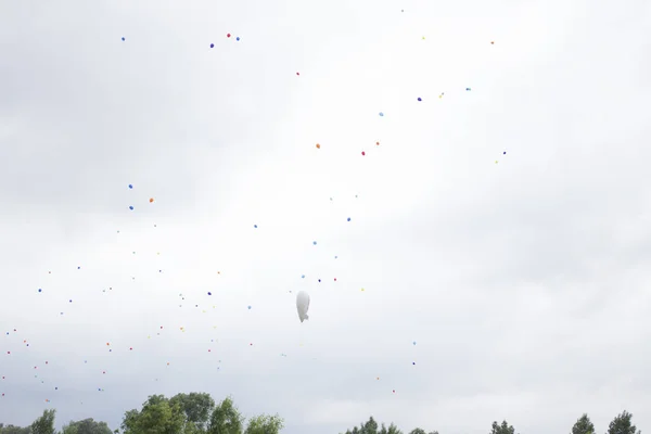 Gruppe von bunten, mit Helium gefüllten Ballons am Himmel — Stockfoto